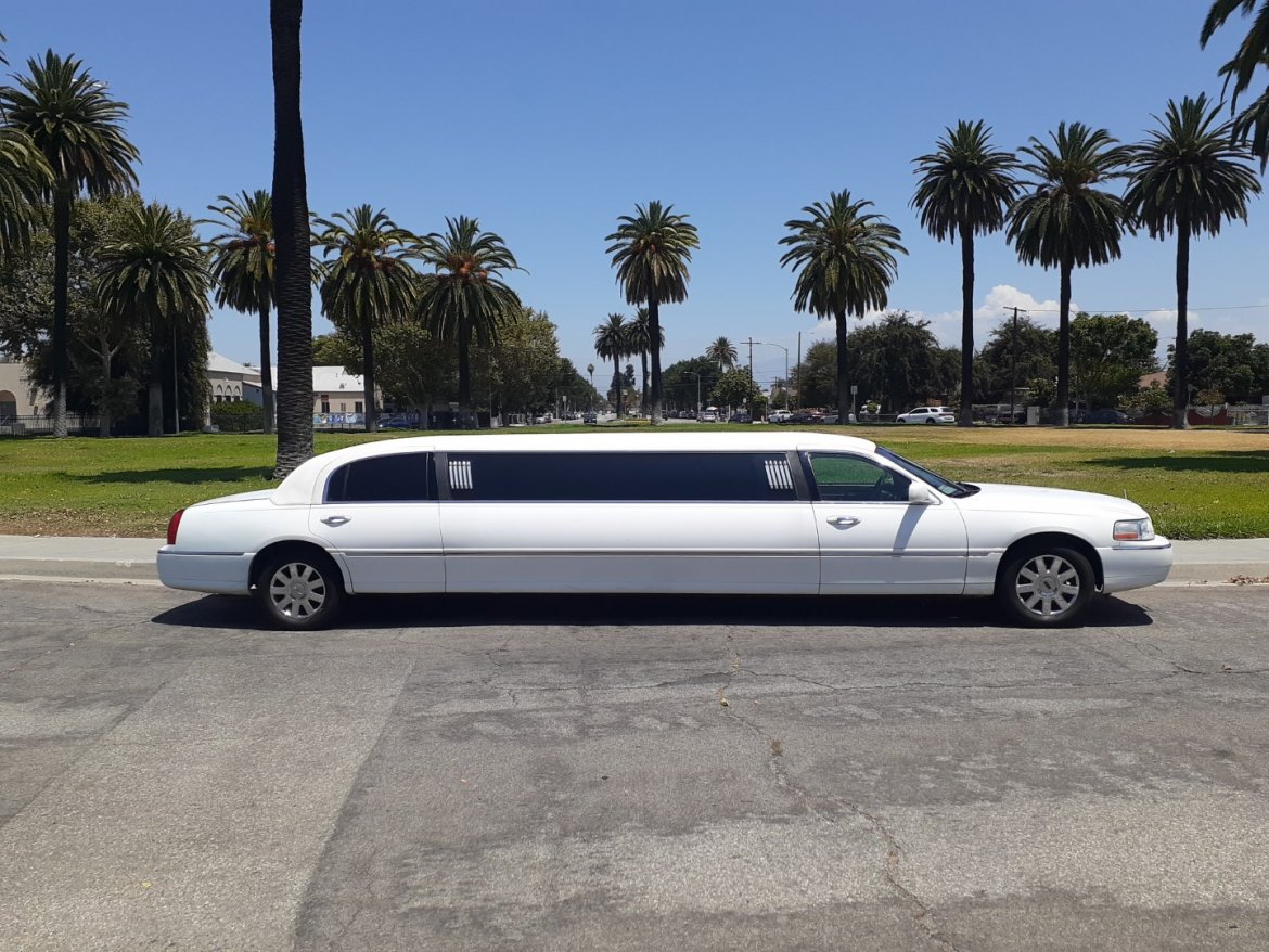 Limousine for sale: 2009 Lincoln Lincoln Town Car Executive Stretch Limousine