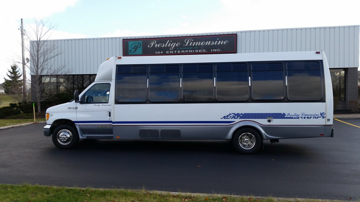 Limo Bus for sale: 2000 Ford E-450 Super Duty- V-10, 24 Pass. Limo Party Bus 30&quot; by Federal Coach