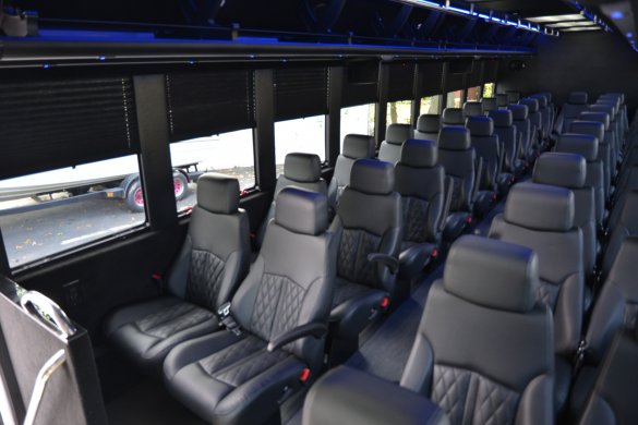 2017 Ford F650 Executive Shuttle for Sale in Clinton, MD - Photo 3
