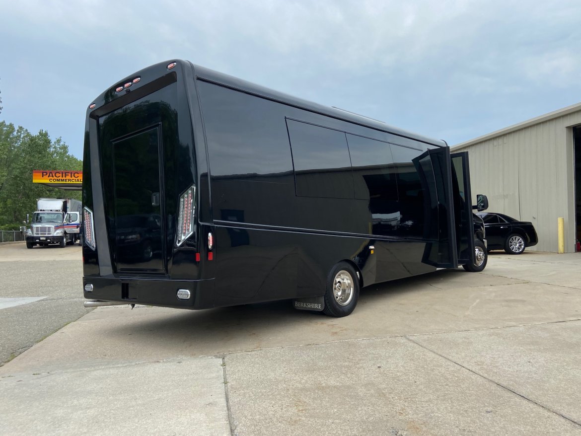Executive Shuttle for Sale in Erie, PA - Photo 10