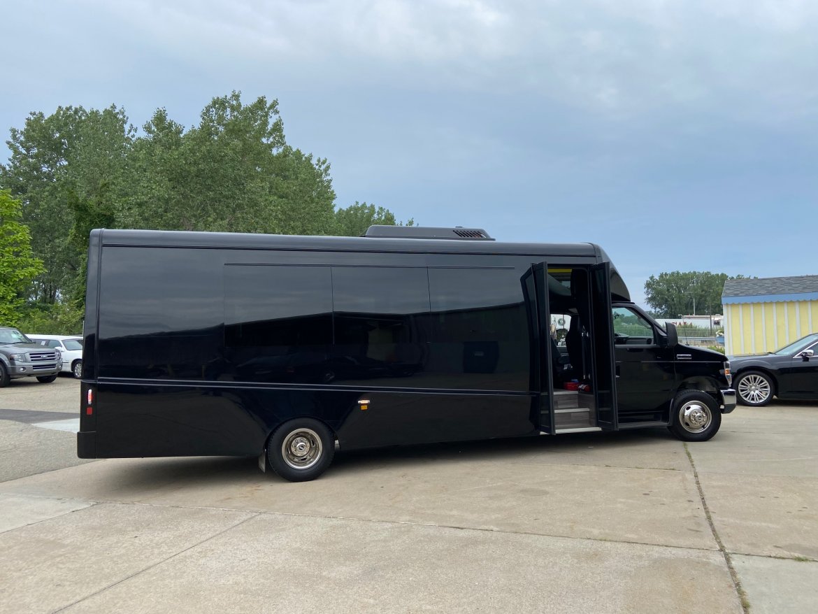 Executive Shuttle for Sale in Erie, PA - Photo 11