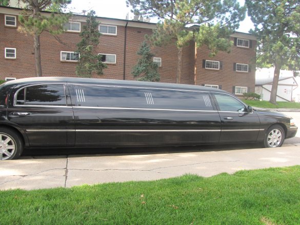 2007 Lincoln town car signature series Limousine for Sale in Denver, CO - Main Photo
