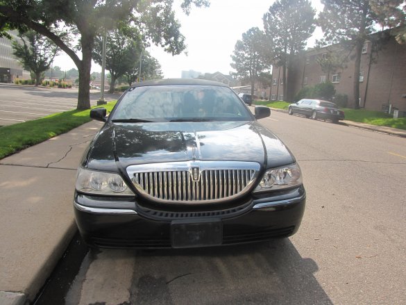 2007 Lincoln town car signature series Limousine for Sale in Denver, CO - Photo 2