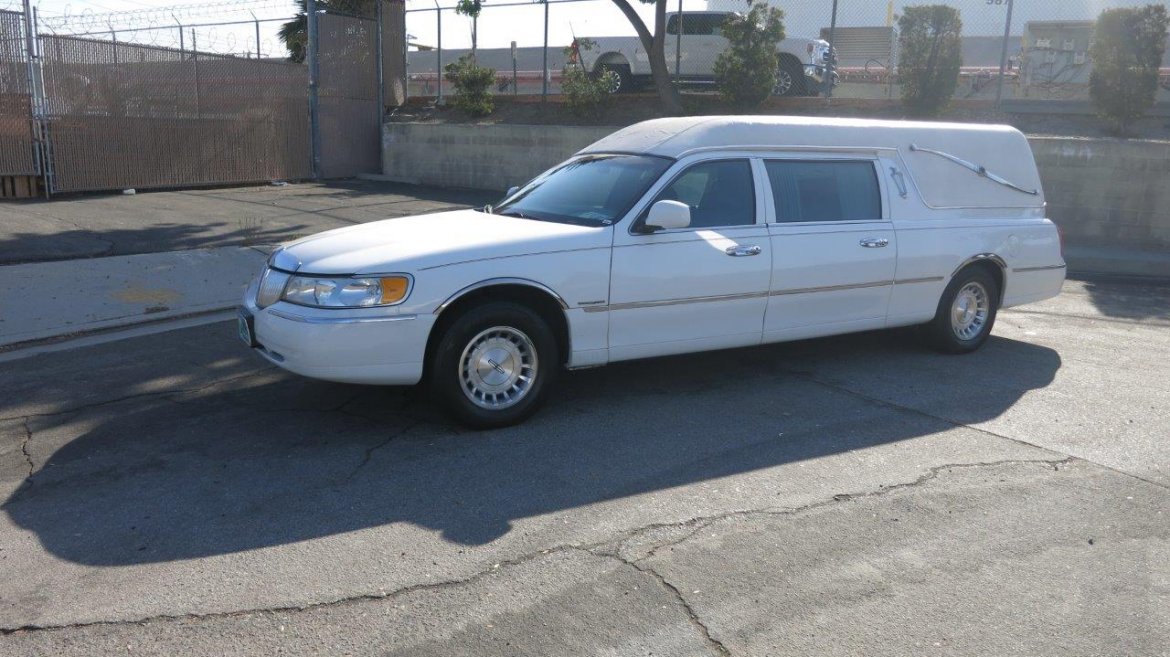 Funeral for sale: 1999 Lincoln Town Car by Federal Coach
