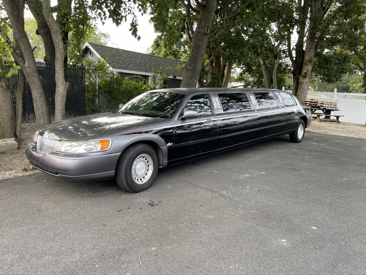 Limousine for sale: 2001 Lincoln Town Car Executive Limousine by Executive Coach Builders