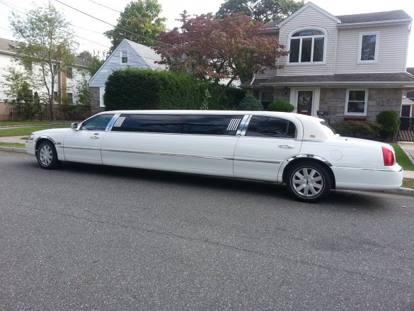 2004 Lincoln Town Car Limousine for Sale in Garden City, NY - Photo 2