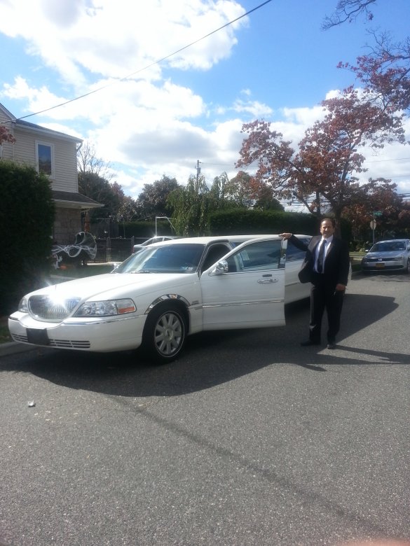 2004 Lincoln Town Car Limousine for Sale in Garden City, NY - Photo 3