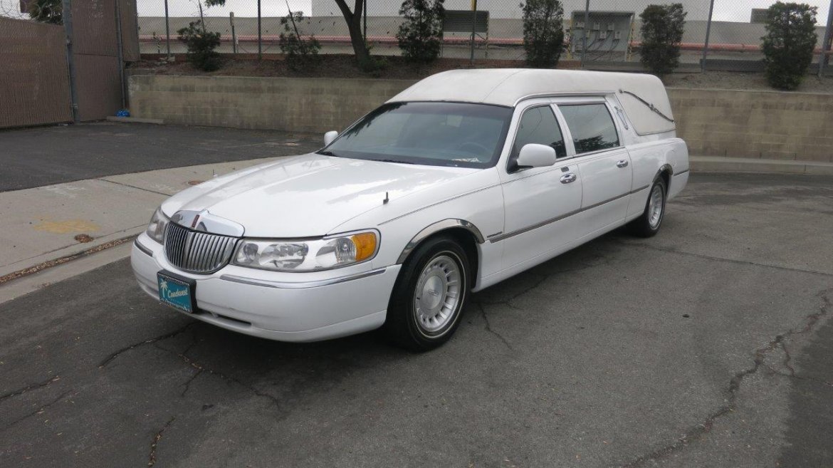 Funeral for sale: 2000 Lincoln Town Car Hearse by Federal Coach