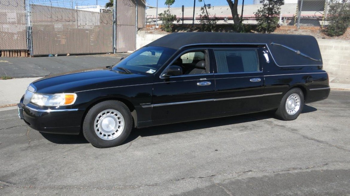 Funeral for sale: 2001 Lincoln Town Car by Federal Coach