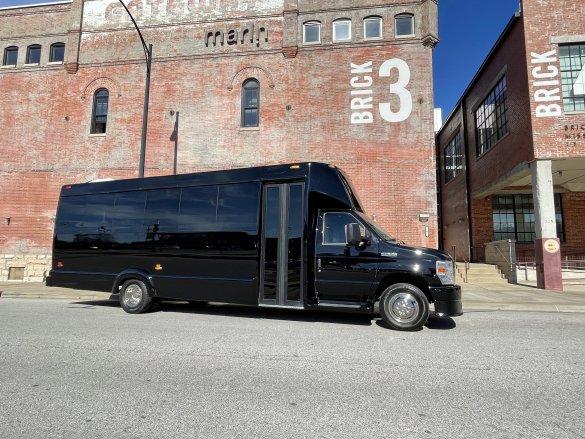 2016 Ford E450 20 Passenger Limo Bus Limo Bus for Sale in Springfield, MO - Photo 3