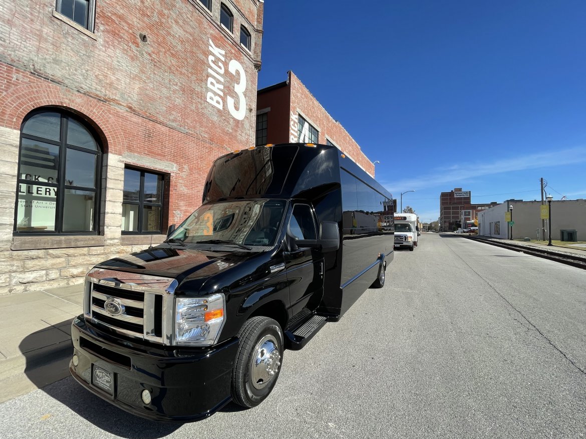 Limo Bus for Sale in Springfield, MO - Photo 11