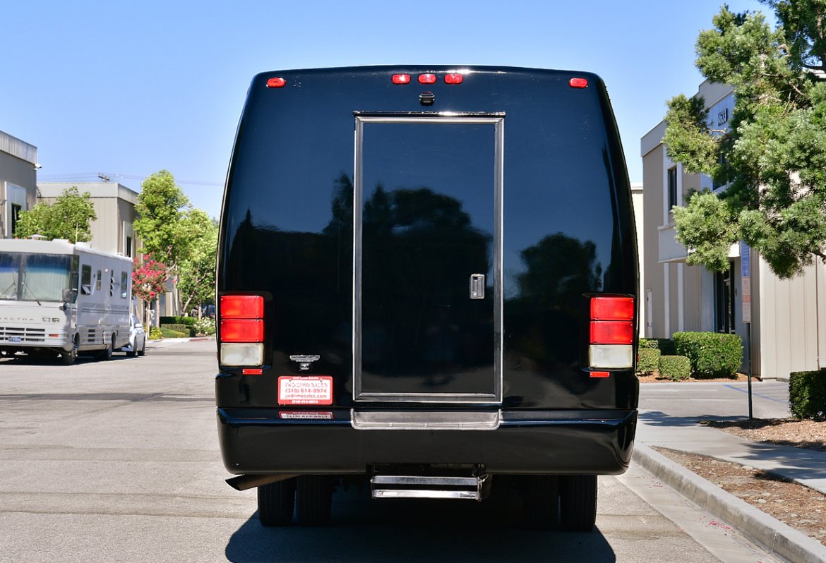 Photo of Limo Bus for sale: 2006 Ford f-550 by Krystal Koach