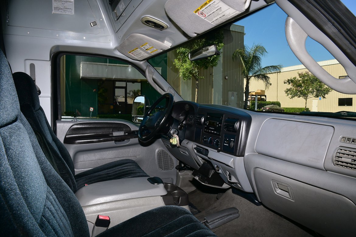 Photo of Limo Bus for sale: 2006 Ford f-550 by Krystal Koach