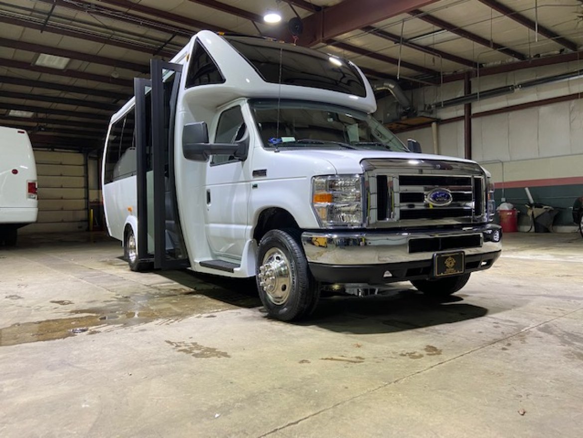 Global Motor Coach presents this 2019 Ford E350 Limo Bus 14 Passenger Only 4K miles - Main Photo