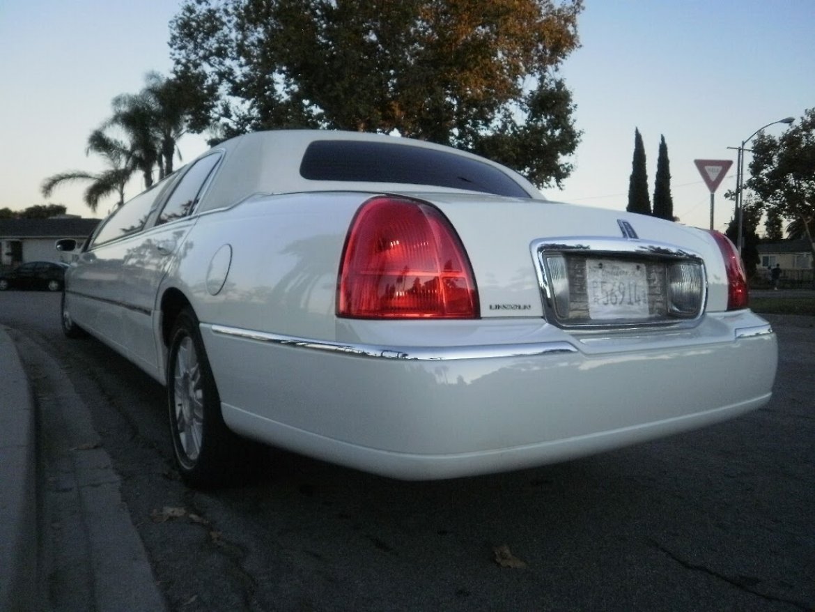 Photo of Limousine for sale: 2006 Lincoln TOWN CAR by TIFFANY COACH