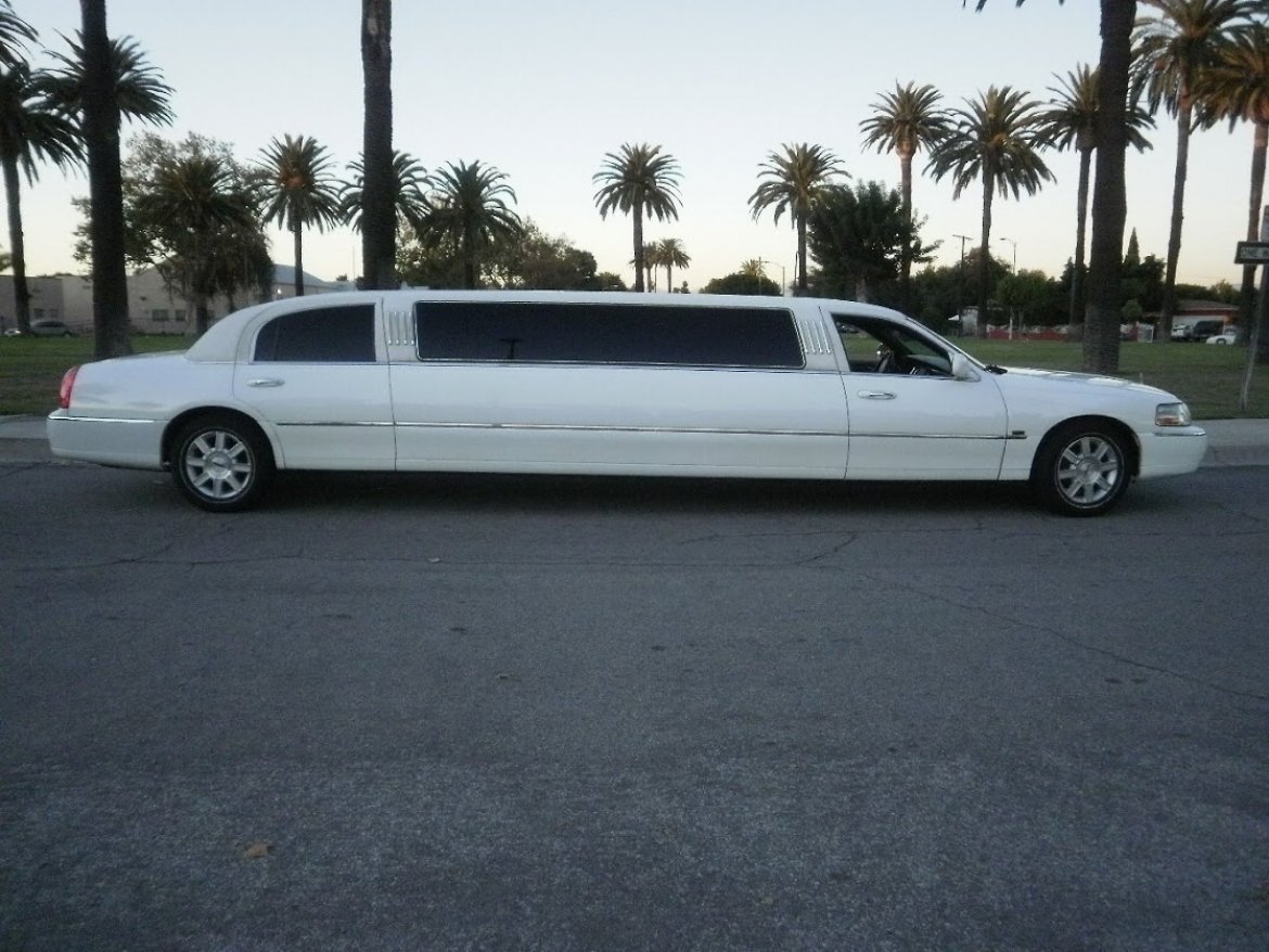 Photo of Limousine for sale: 2006 Lincoln TOWN CAR by TIFFANY COACH