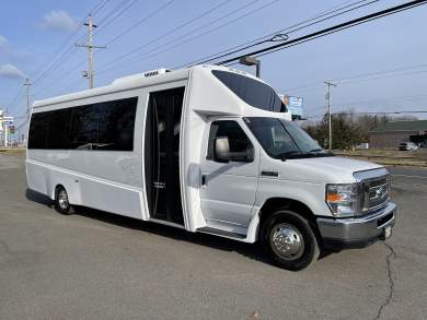 2018 Ford Explore Shuttle 26 Pass Shuttle Bus for Sale in Morganville, New Jersey, US - Photo 3
