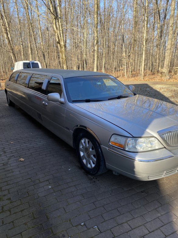 2005 Lincoln Towncar Limousine for Sale in Mineral Ridge, OH - Photo 2