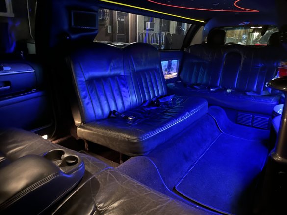 2006 Lincoln Executive Town car stretch limo Limousine for Sale in Yonkers, NY - Photo 3