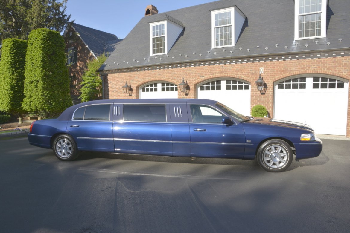 Photo of Limousine for sale: 2010 Lincoln Town-Car 76&quot; by LCW