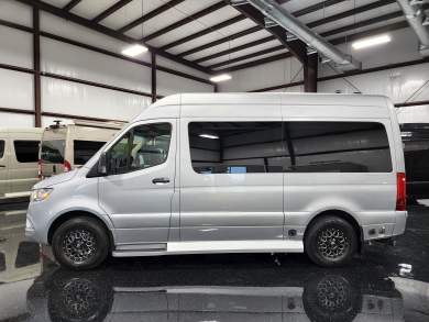 2022 Mercedes-Benz Sprinter 2500 144" Luxe Cruiser Sprinter for Sale in Houston, Texas, US - Photo 4