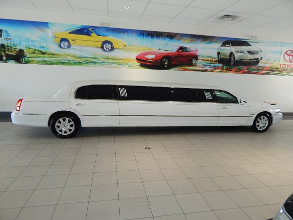2010 Lincoln Town Car Executive L Limousine for Sale in AUSTIN, TX - Main Photo