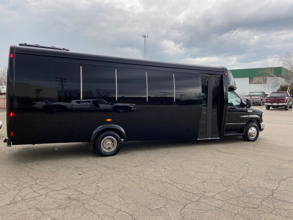 Limo Bus for Sale in Erie, PA - Photo 15