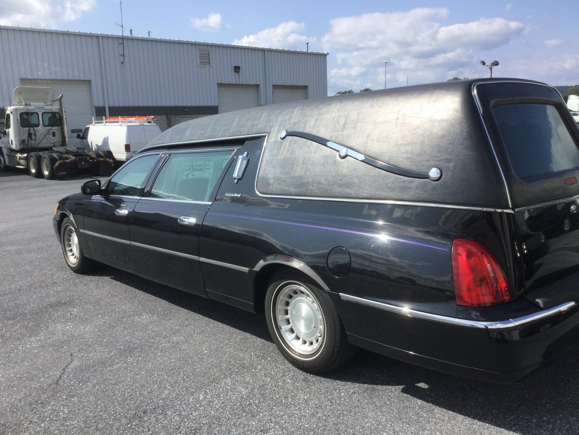 Photo of Funeral for sale: 2000 Lincoln Hearse by Lincoln