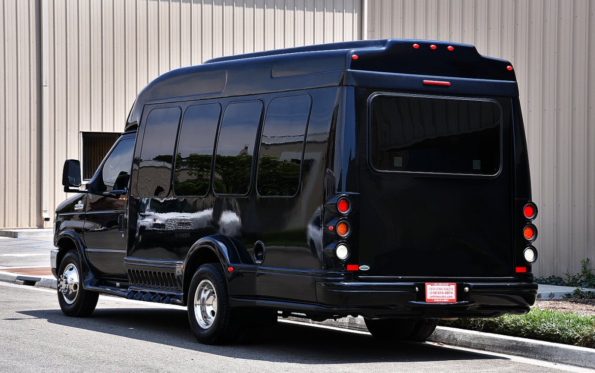 Photo of Shuttle Bus for sale: 2008 Ford E-350 by Turtle Top