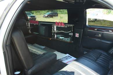 2003 Lincoln Town Car Limousine for Sale in forty fort, Pennsylvania, US - Photo 3