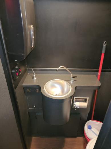 2015 Ford E450 Executive Shuttle for Sale in Erie, PA - Photo 2
