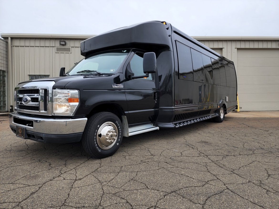Executive Shuttle for sale: 2015 Ford E450 by Turtle Top