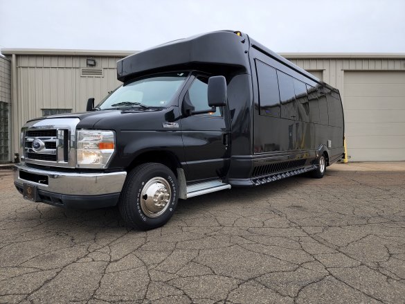 2015 Ford E450 Executive Shuttle for Sale in Erie, PA - Main Photo
