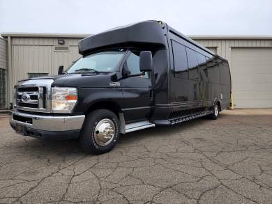 2015 Ford E450 Executive Shuttle for Sale in Erie, PA - Main Photo