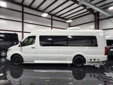2021 Mercedes-Benz Sprinter 3500 170" EXT Midwest Luxe Daycruiser Sprinter for Sale in Houston, Texas, US - Photo 3