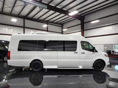 2021 Mercedes-Benz Sprinter 3500 170" EXT Midwest Luxe Daycruiser Sprinter for Sale in Houston, Texas, US - Photo 4