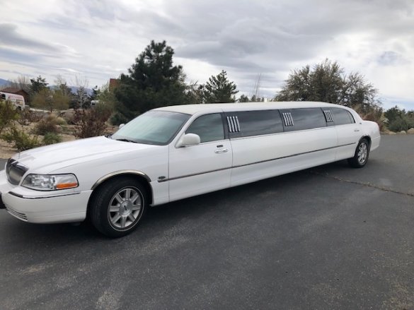 2008 Lincoln Towncar stretch 5 door Limousine for Sale in Reno, NV - Main Photo