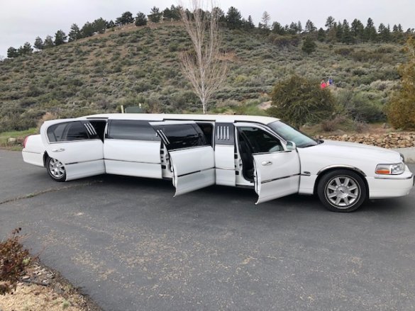 2008 Lincoln Towncar stretch 5 door Limousine for Sale in Reno, NV - Photo 3