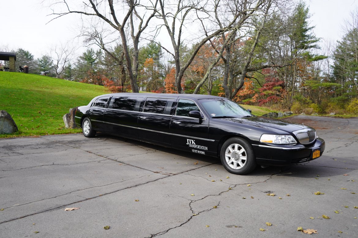 Limousine for sale: 2009 Lincoln Town car 28&quot; by Executive
