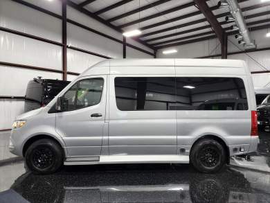 2023 Mercedes-Benz Sprinter 2500 144" Luxe Cruiser Sprinter for Sale in Houston, Texas, US - Photo 4
