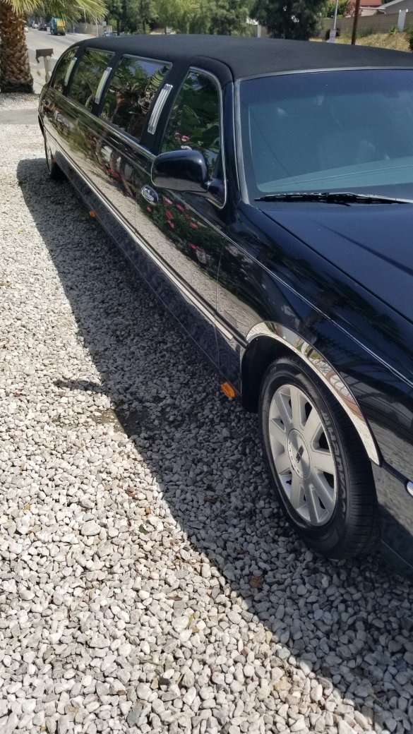 2004 Lincoln Towncar Limousine for Sale in Chatsworth, CA - Photo 2