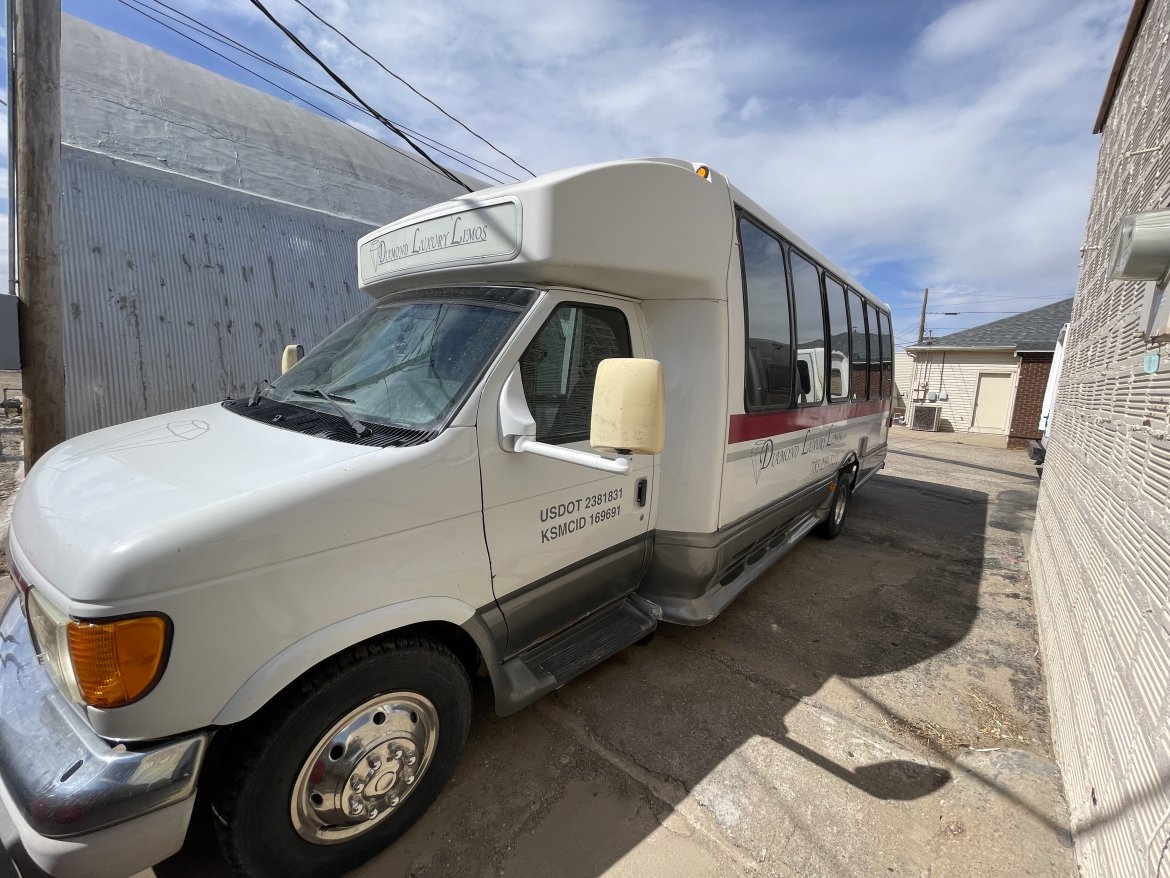 2003 Ford E450 Limo Bus - Photo 3