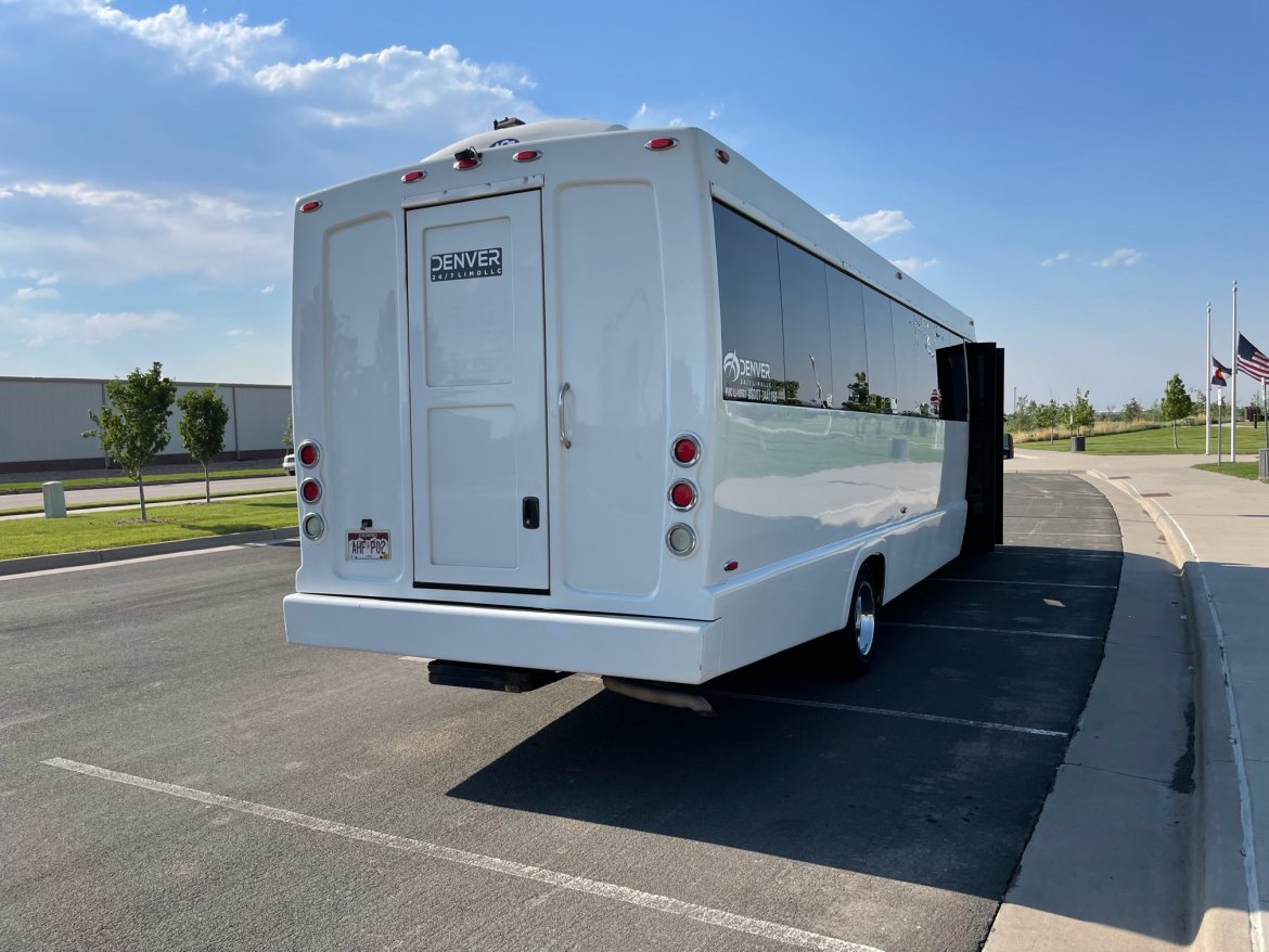 2014 Tiffany Ford F550 Limo Bus - Photo 3