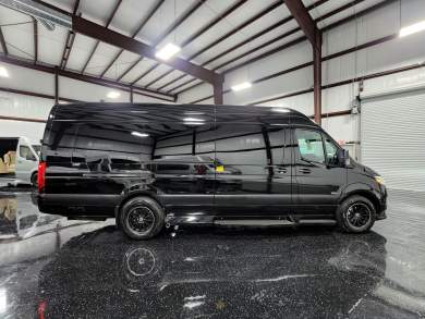 2023 Mercedes-Benz Sprinter 3500 170" EXT Midwest Luxe Daycruiser Sprinter for Sale in Houston, Texas, US - Photo 4