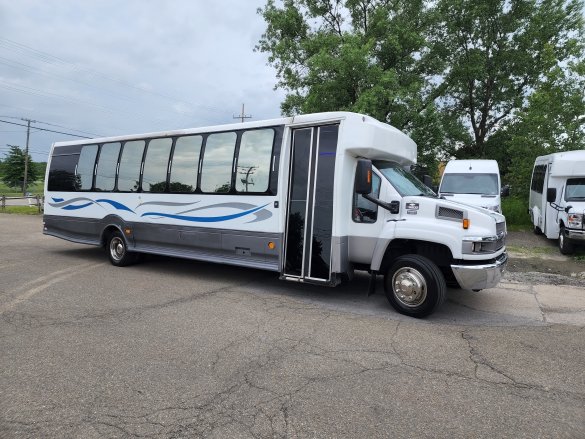 2006 GMC 5500 Limobus Limo Bus for Sale in Erie, PA - Photo 3
