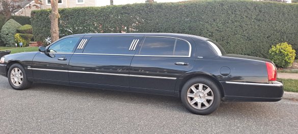 2011 Lincoln Town Car Limousine for Sale in GARDEN CITY, NY - Photo 2