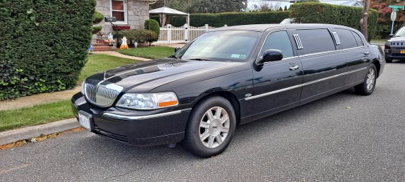 2011 Lincoln Town Car Limousine for Sale in GARDEN CITY, NY - Main Photo