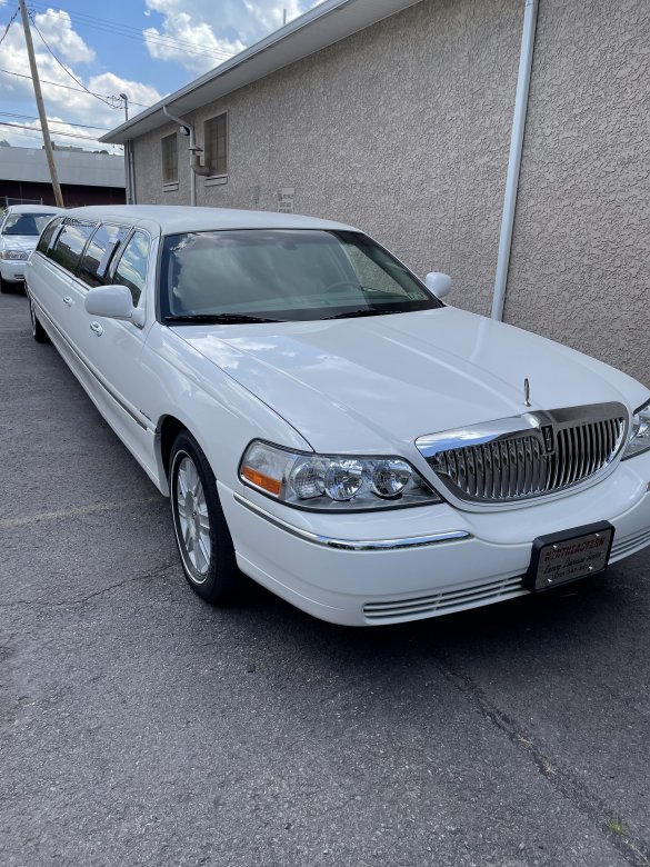 2010 Lincoln Limousine 120 V-5 Limousine for Sale in Scranton, PA - Main Photo