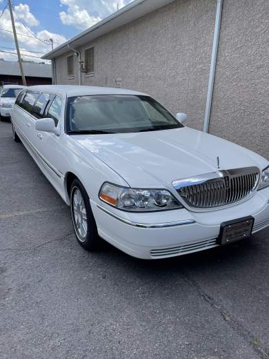2010 Lincoln Limousine 120 V-5 Limousine for Sale in Scranton, PA - Main Photo