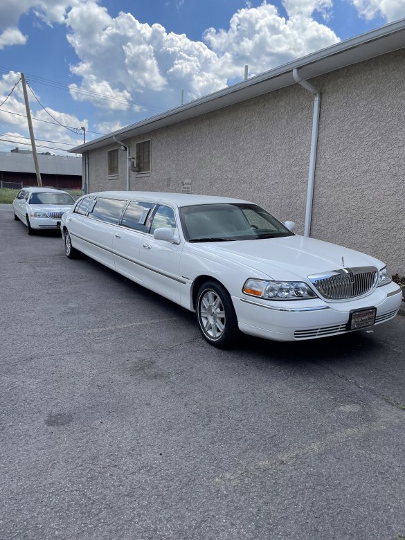 2010 Lincoln Limousine 120 V-5 Limousine for Sale in Scranton, PA - Photo 3